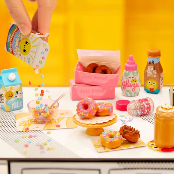 MGA Miniverse Vanilla sprinkle donuts Cafe Diner 🍩 - Picture 2 of 4